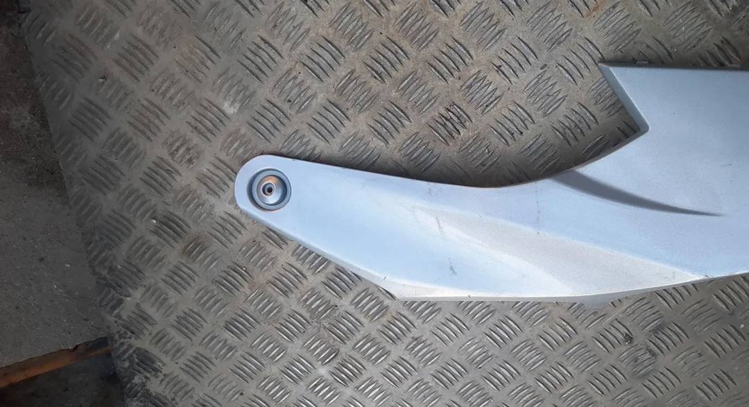 Desna bočna plastika za Malaguti Madison 150 — srebrna