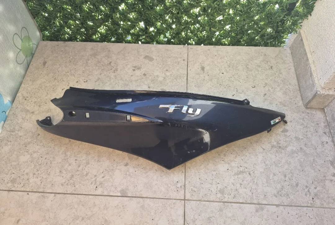 Desna bočna plastika za Piaggio Fly 125 4T 3V — tamnoplava
