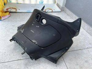 Plastika ispred kolena za Piaggio X9 — crna — Novi Sad
