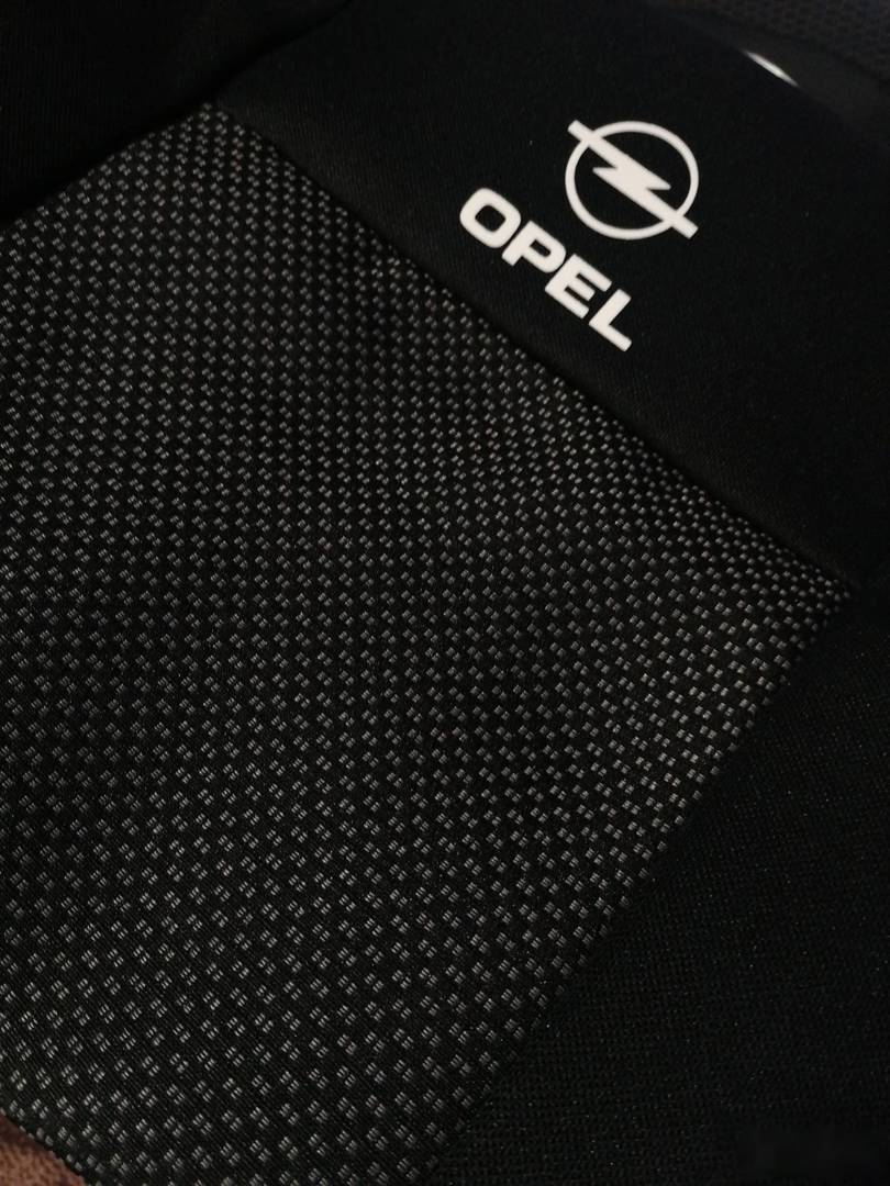Halb-maßgefertigte Sitzbezüge — Opel