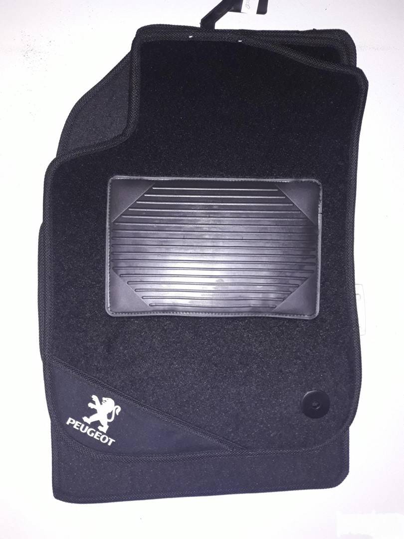Autószőnyeg — Peugeot 208 — gumi és textil