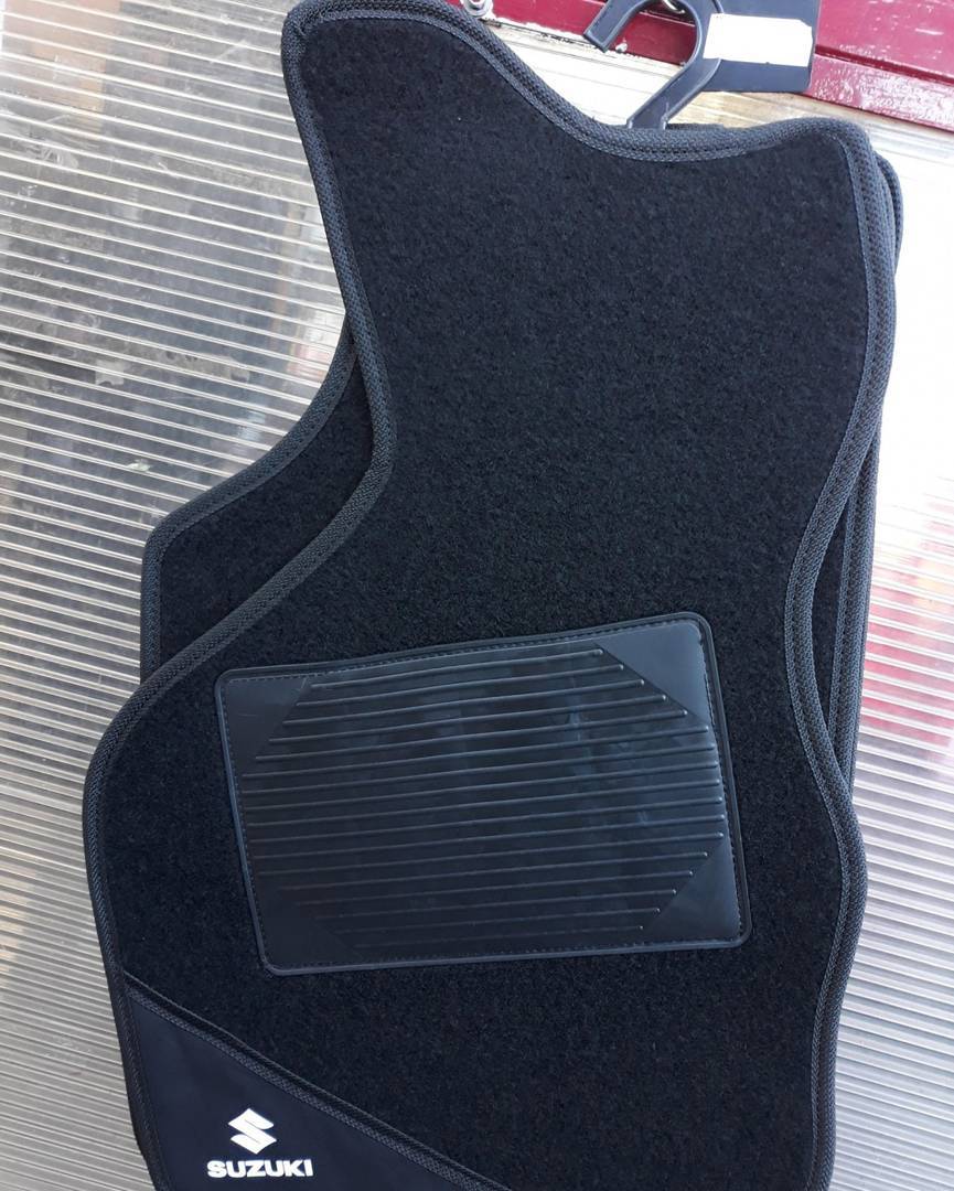 Covorașe pentru Suzuki Ignis — de cauciuc și textile