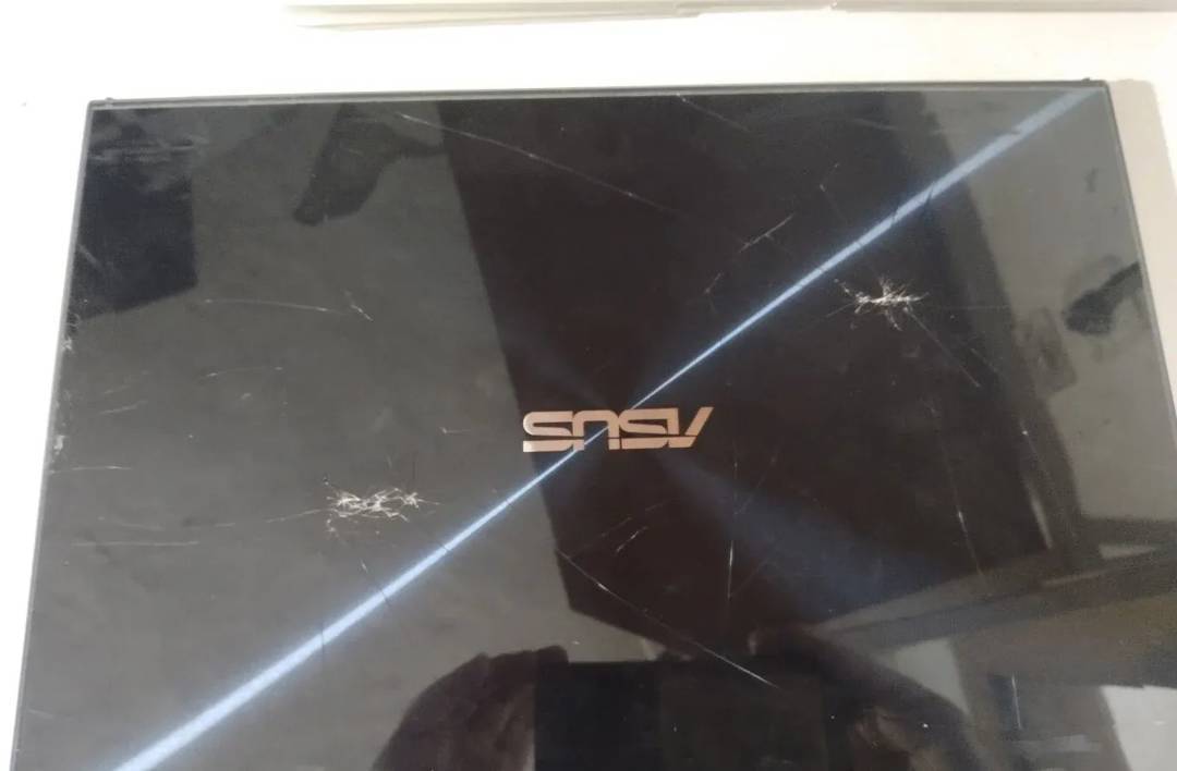 Prenosnik ASUS ZenBook UX301L (za dele)