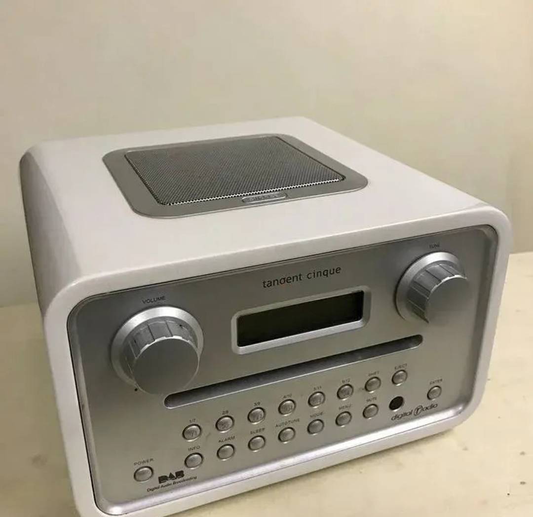Radio Tangent Cinque — DAB/FM, CD, AUX