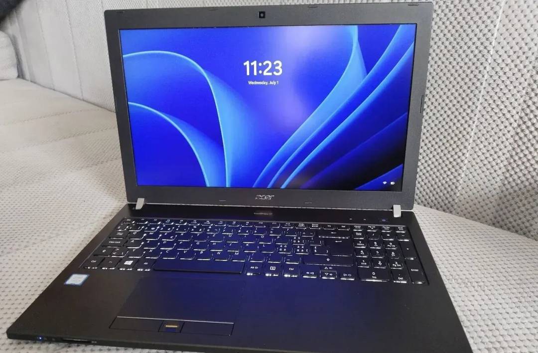 Laptop Acer TravelMate P658 — i5 7200U, 8 GB RAM, 256 GB SSD