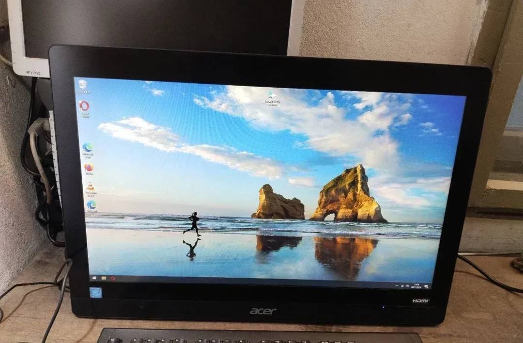 Računalo Acer Veriton Z4820G All-in-One 24" — Pentium G4400, 4 GB RAM, 1 TB HDD