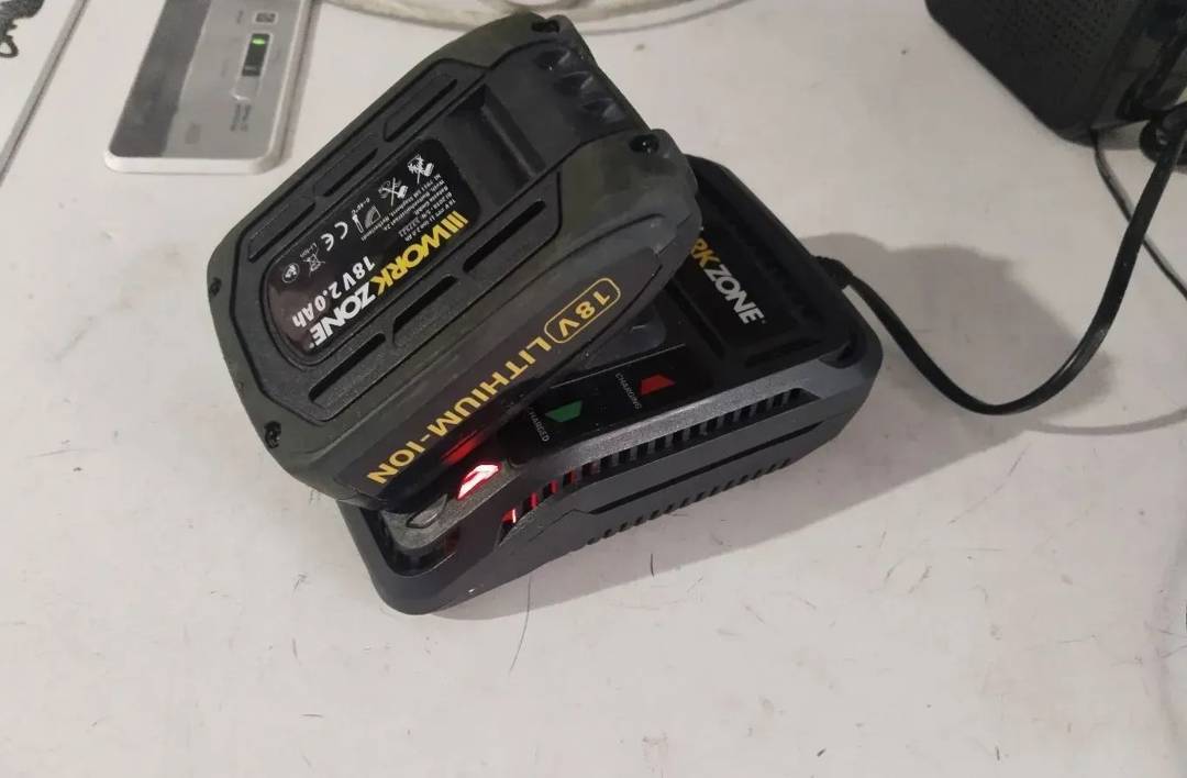Work Zone töltő akkumulátorral 18 V 2,0 Ah