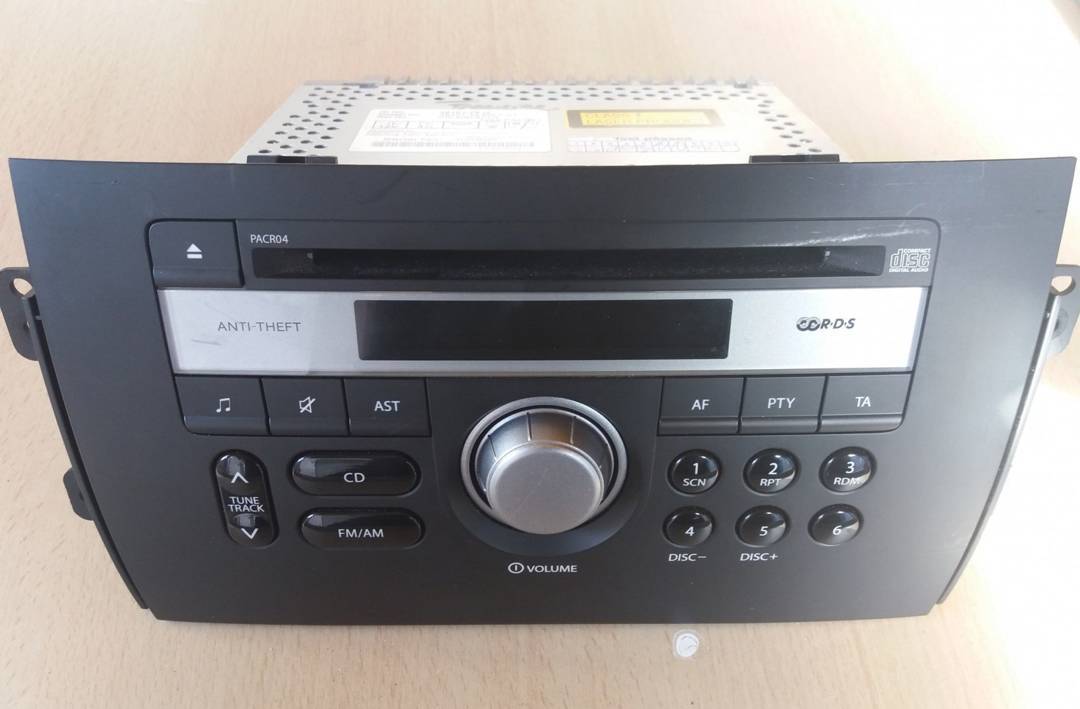 Tovarni CD-radio Suzuki s 6-CD-izmenjevalnikom