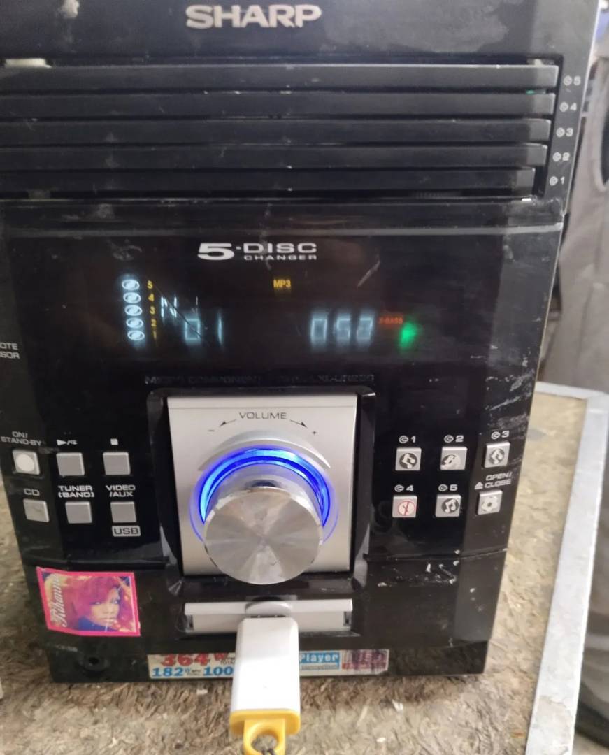 Glasbeni stolp Sharp XL-UR230H