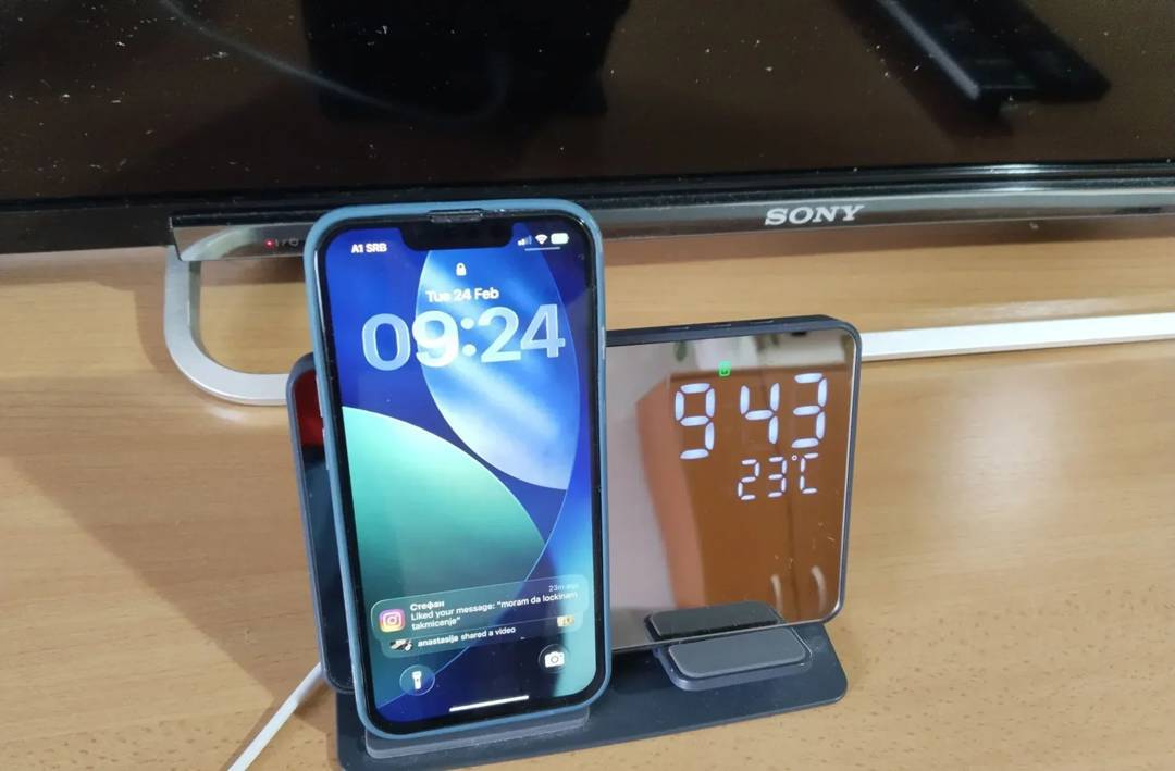 Bežični punjač 4 u 1 sa satom, alarmom i termometrom
