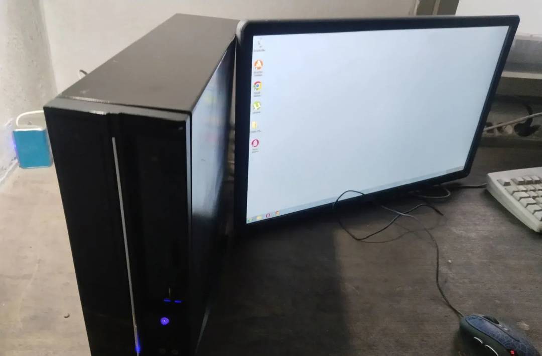 Računalnik Asus P4 — Core 2 Duo 3,0 GHz, 4 GB RAM, 160 GB HDD
