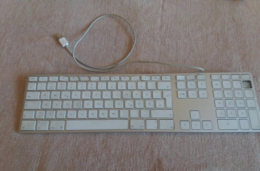 Žična tipkovnica Apple A1243 (nedelujoča)