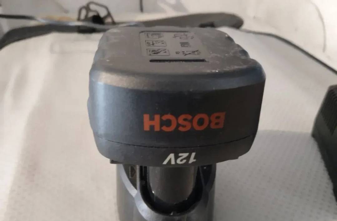 Punjač Bosch 12 V s baterijom