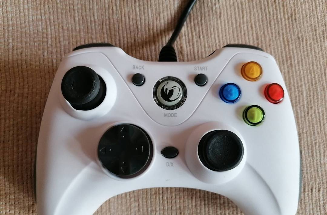 Žični kontroler Nacon za PC, bel
