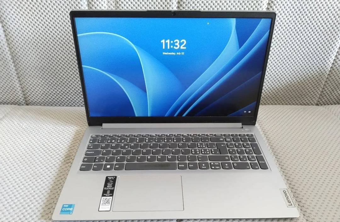 Laptop Lenovo IdeaPad 15,6" — i3 1215U, 8 GB RAM, 256 GB SSD