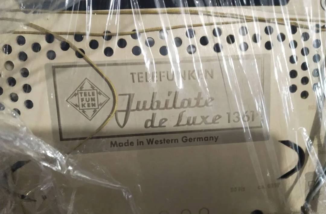 Radijski sprejemnik na elektronke Telefunken Jubilate de Luxe 1361 — 1962/63.