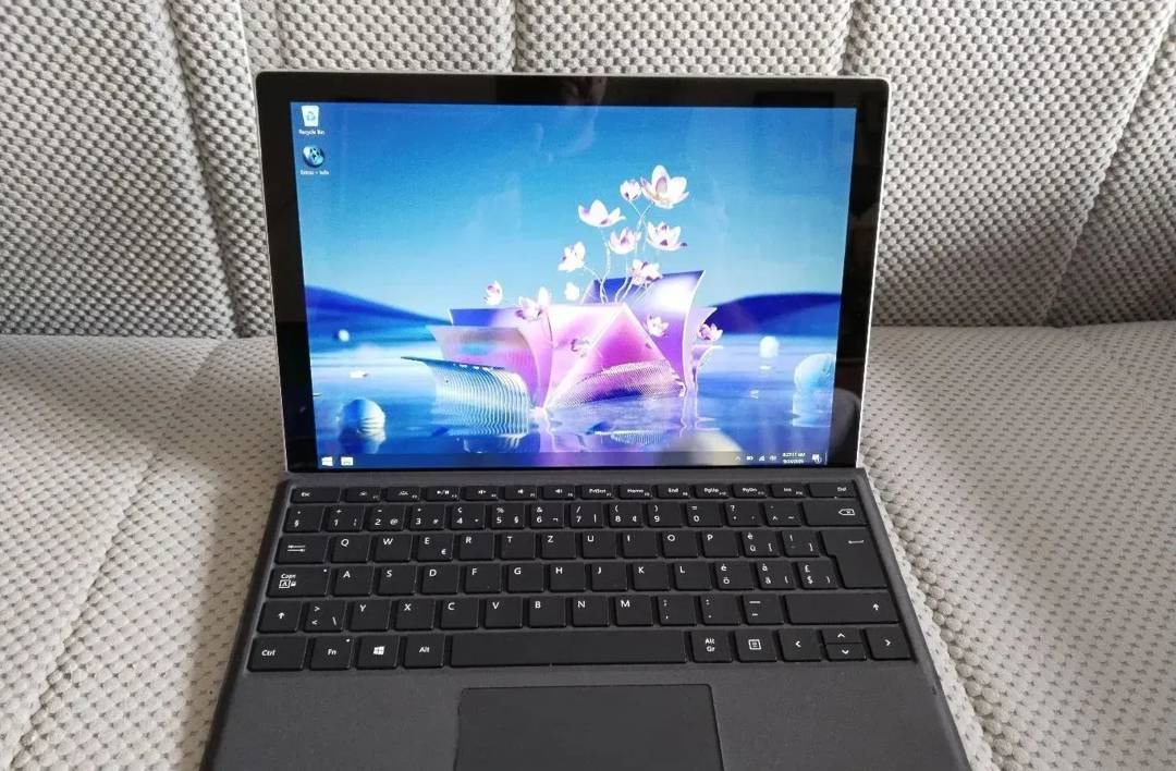 Tablični računalnik Microsoft Surface Pro 5 — i5 7300U, 8 GB RAM, 256 GB SSD