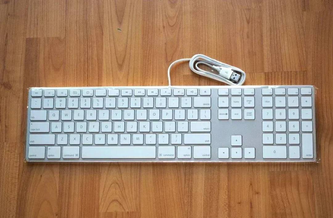Tastatura Apple A1243 žičana sa numeričkim delom