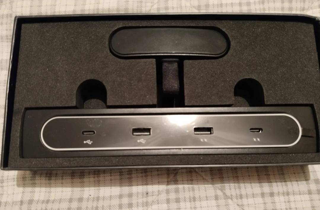 USB хъб за Tesla Model 3