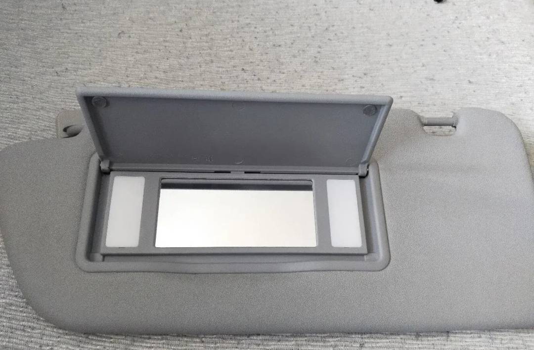 Štitnik za sunce za automobil s ogledalom i svjetlom