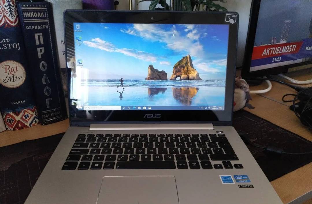 Prenosnik ASUS 14" — i3 3217U, 4 GB RAM, 128 GB SSD, zaslon na dotik