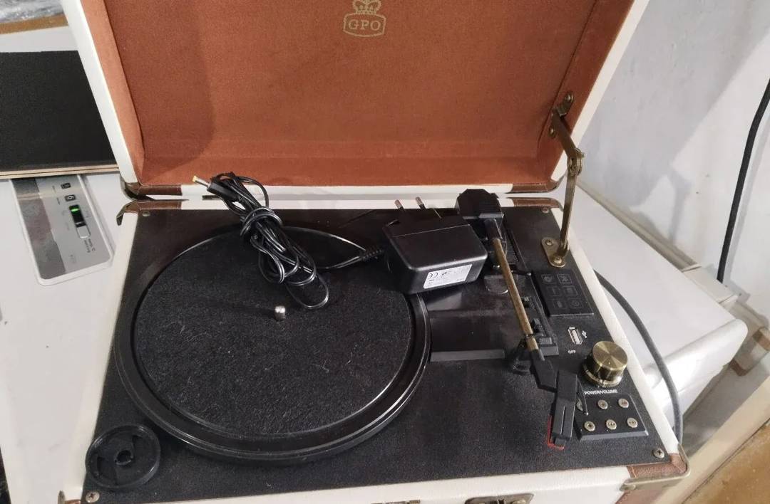 Gramofon GPO u koferu — Bluetooth i USB