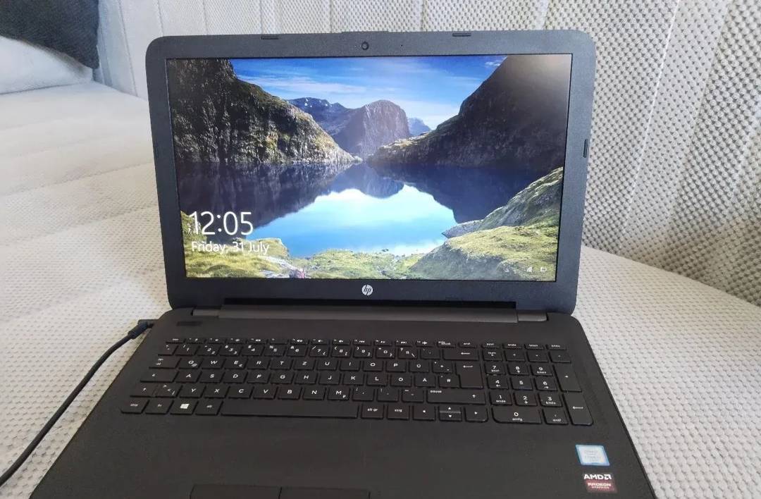 Prenosnik HP 15,6" — i7 6500U, 8 GB RAM, 1 TB HDD, Radeon R5 M330