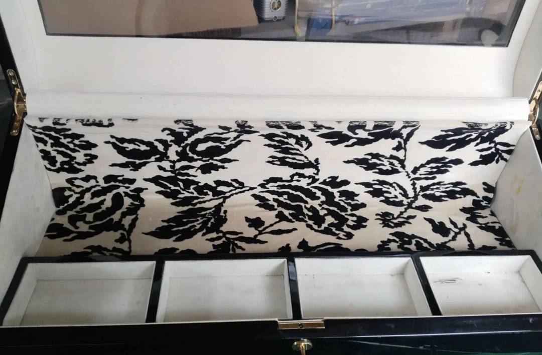 Škatla za ure in nakit s steklenim pokrovom 63 × 25 cm