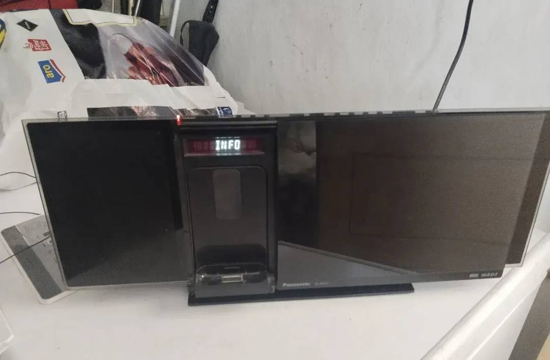 Mikro glasbeni stolp Panasonic SC-HC57 (CD ne deluje)