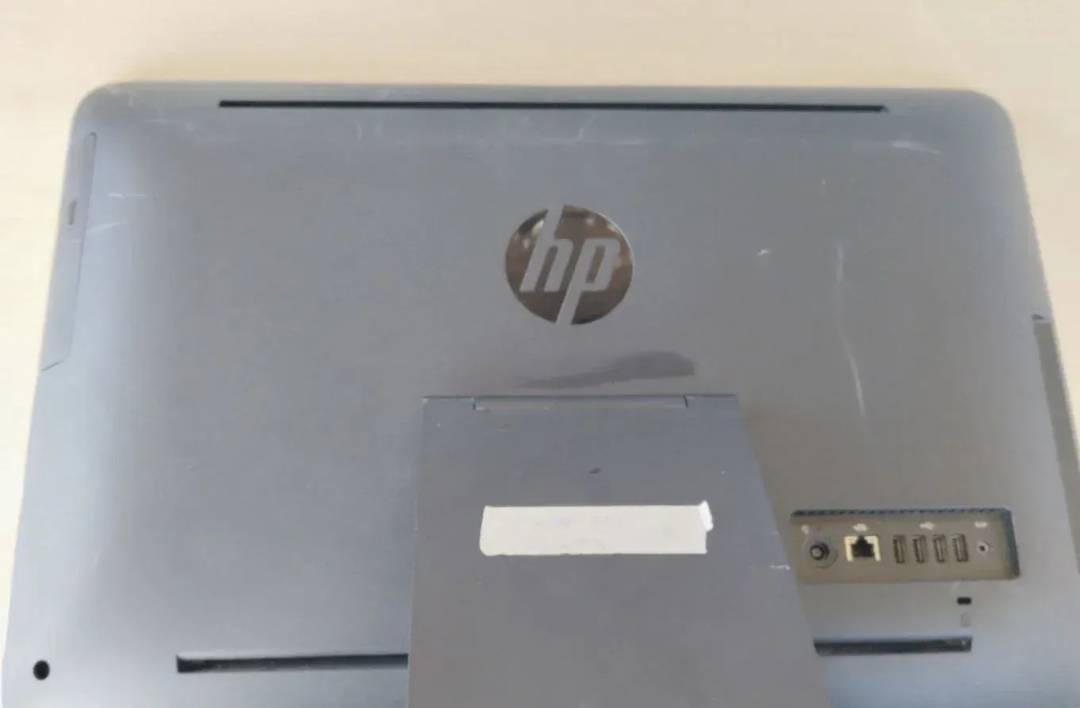 Računalnik HP Pavilion 23-b210ez All-in-One (pokvarjen)