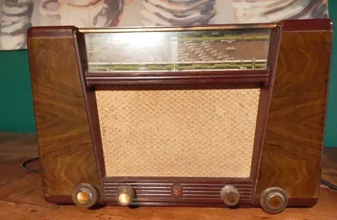 Radijski sprejemnik Philips na elektronke iz 1940-ih