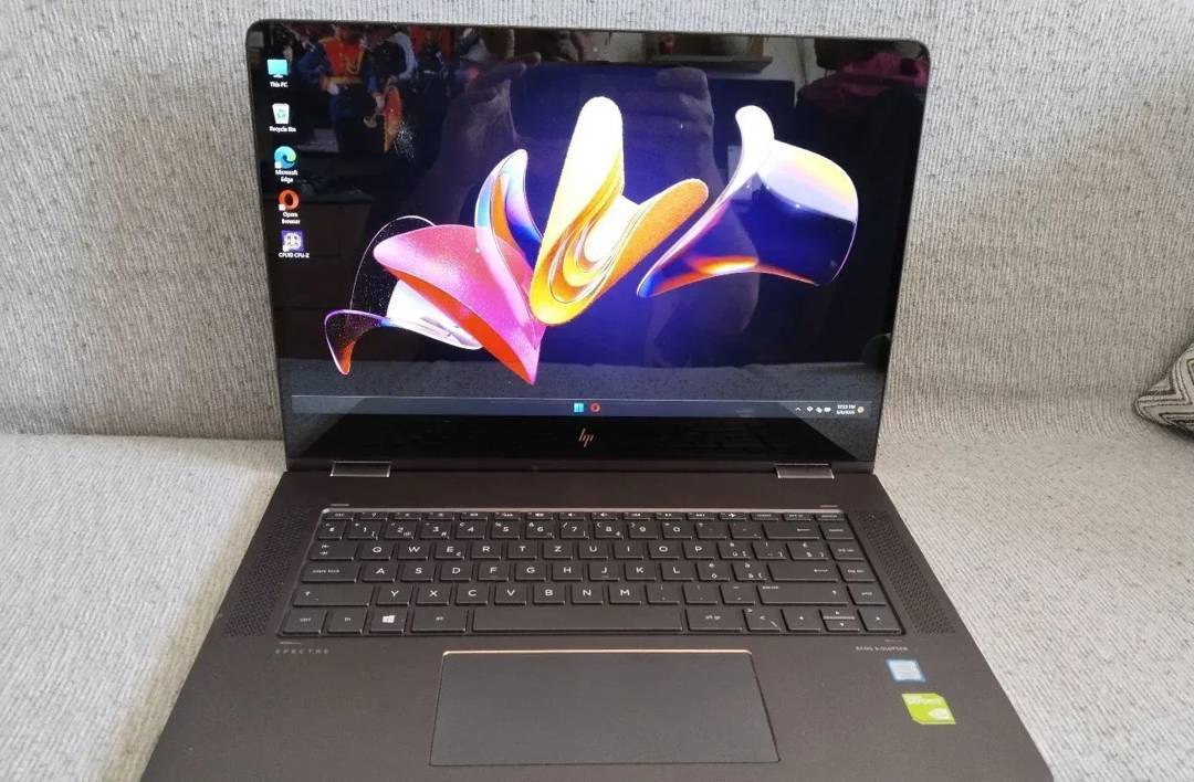 Prenosnik HP Spectre x360 15-bl190nz — i7 8550U, 16 GB RAM, 1 TB SSD