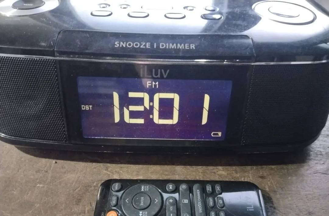 Radijska budilka iLuv z dokom za iPod in iPhone
