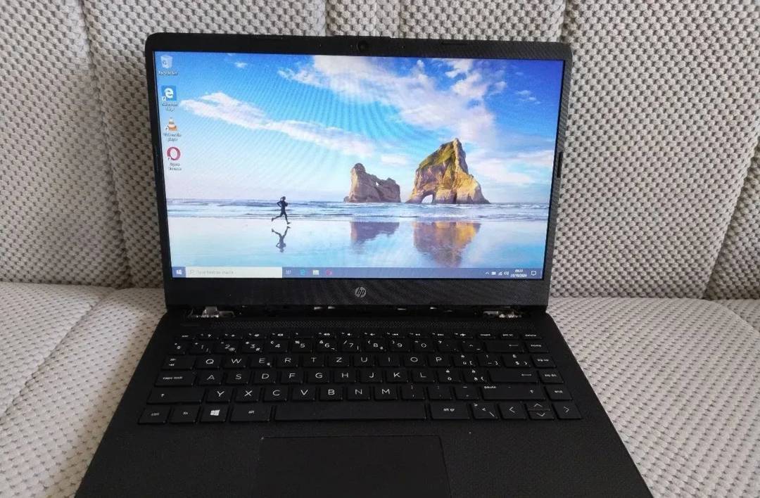Prenosnik HP 14" — AMD 3020e, 4 GB RAM, 64 GB SSD