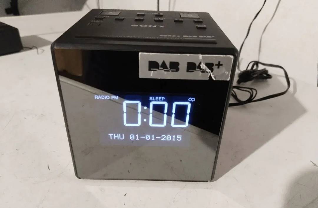 Radijska ura Sony XDR-C1DBP — DAB/DAB+/FM