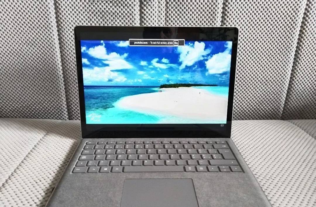 Microsoft Surface Laptop — i5 7200U, 8 GB RAM, 256 GB SSD