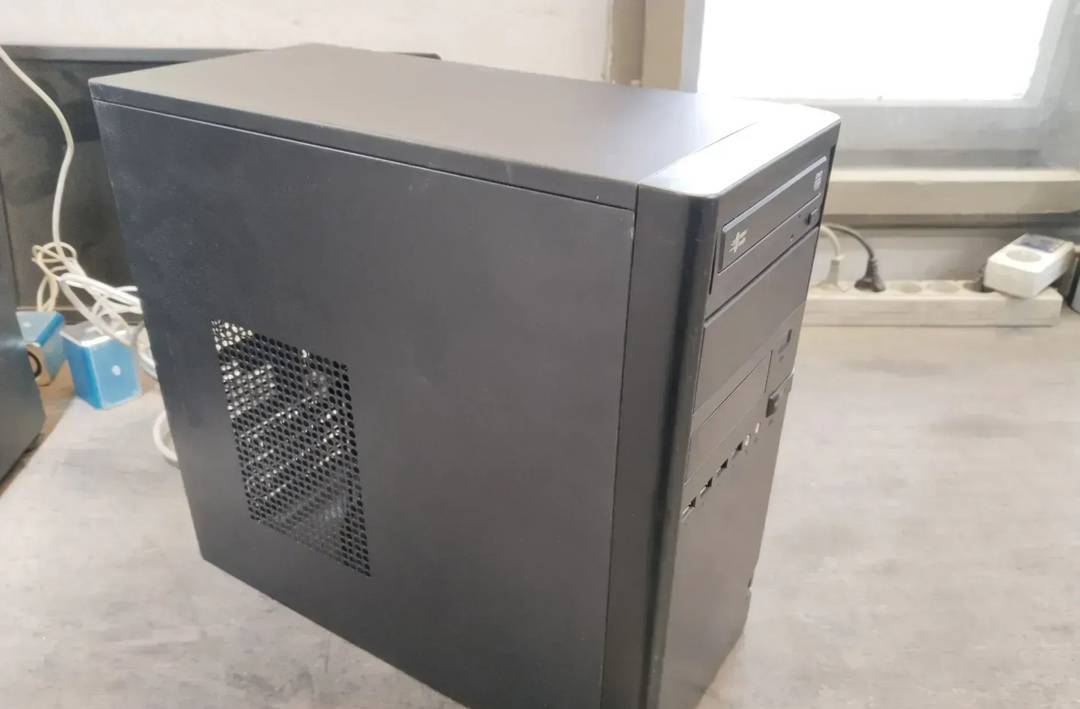 Računalnik Intel i7 9700 — 8 GB RAM, 500 GB SSD