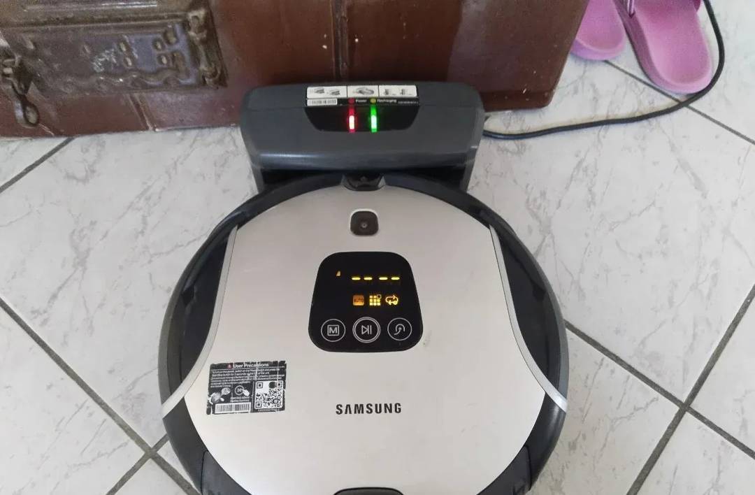 Robotska sesalnika Samsung SR8937 in SR8750 (2 kosa)