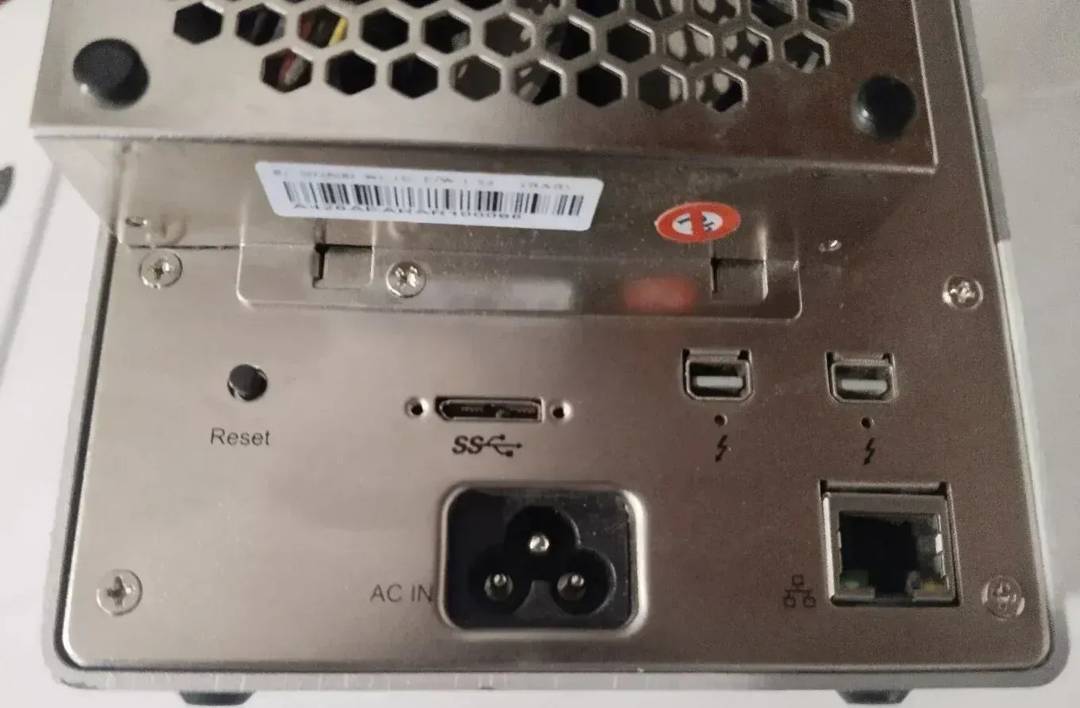 Disk stanica LMP ThunderBox 400 — 4 x 2 TB