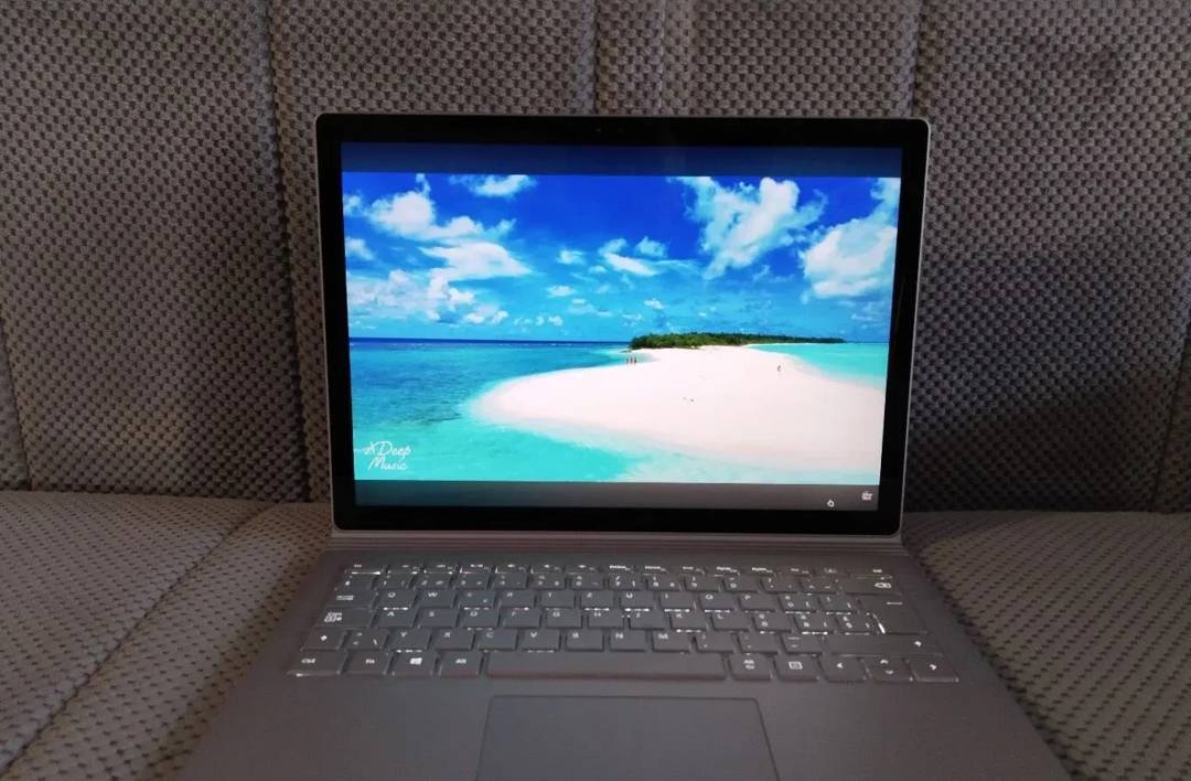 Лаптоп Microsoft Surface Book — i7 6600U, 16 GB RAM, 500 GB SSD