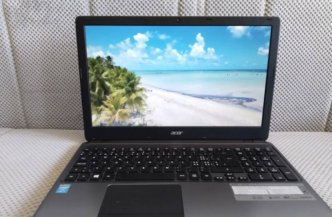 Laptop Acer Aspire E1-572 — i7 4500U, 8 GB RAM, 320 GB HDD