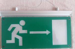Viseća panik-ploča s LED svjetlom i akumulatorom 40 x 25 cm — Novi Sad