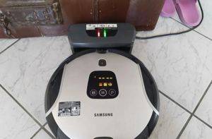 Robotska sesalnika Samsung SR8937 in SR8750 (2 kosa) — Novi Sad