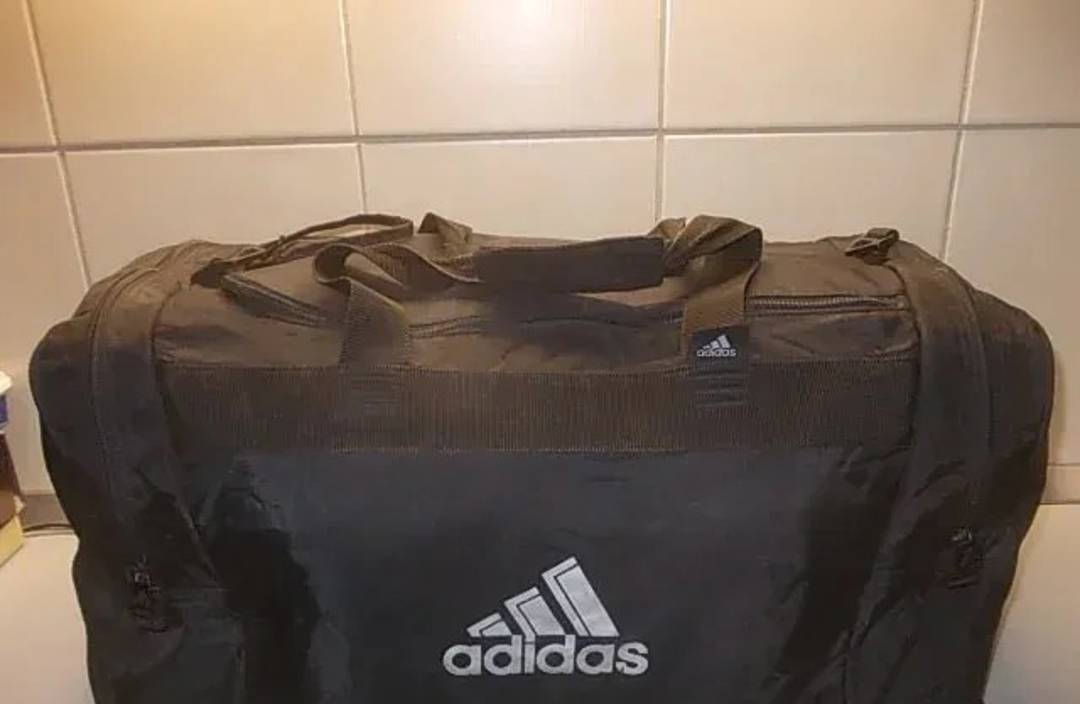 Спортивная сумка Adidas, среднего размера