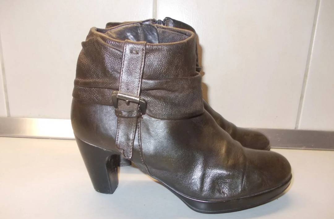 Leder-Stiefeletten mit Absatz und Schnalle, Gr. 38