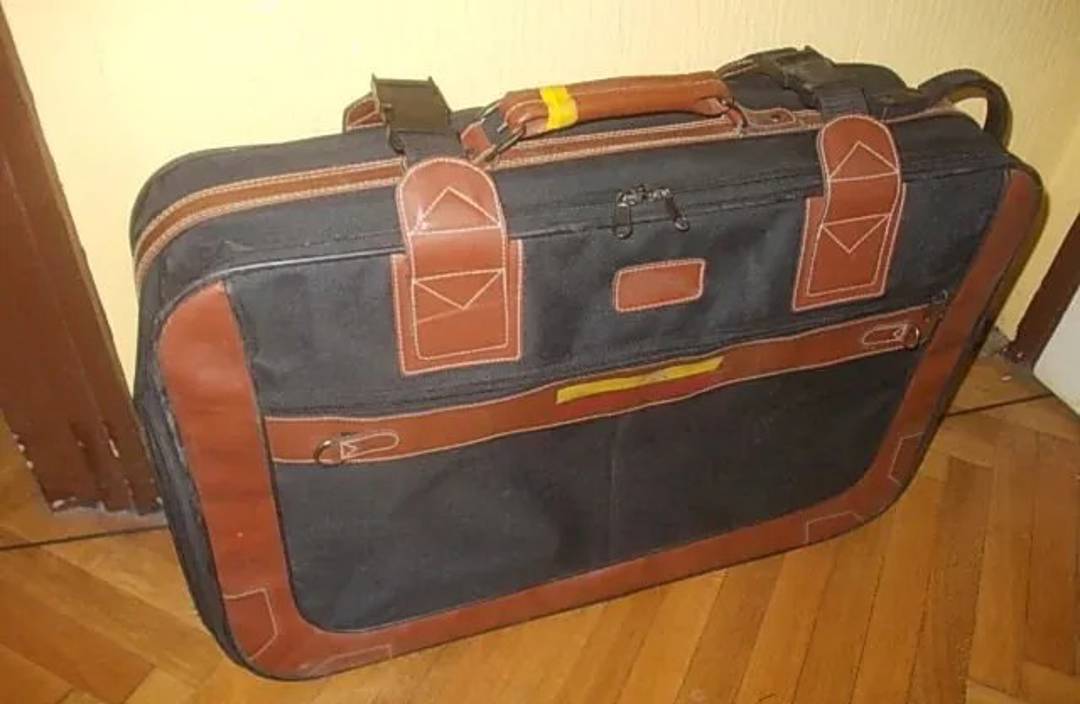 Large wheeled suitcase, 70x44x19 cm