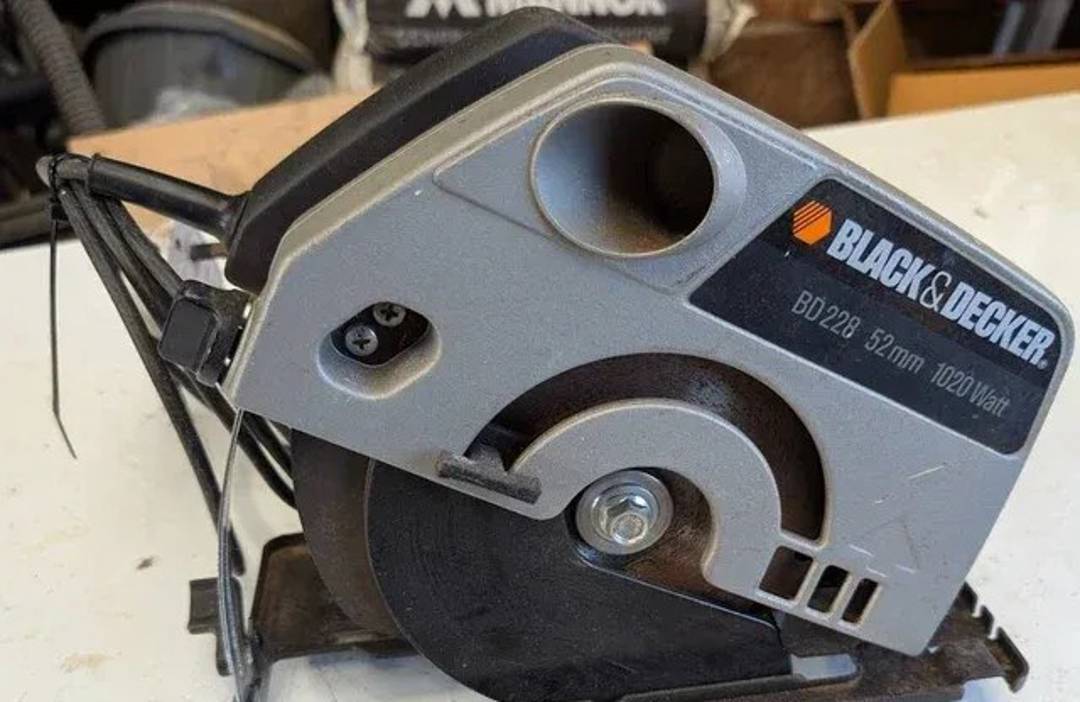 Ручна циркулярна пила Black&Decker BD 228, 1020 Вт