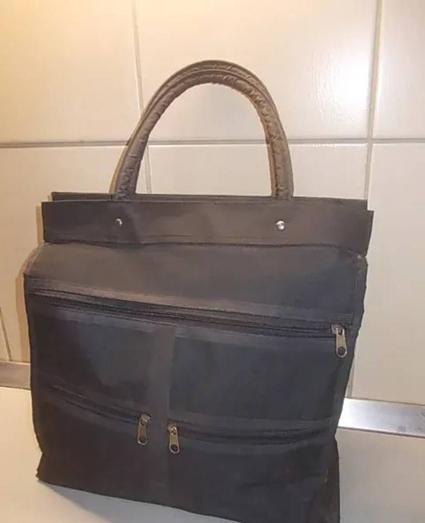 Schwarze Tasche mit Taschen und zwei Henkeln