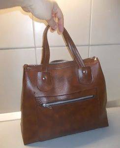 Braune Tasche mit zwei Henkeln und Reißverschluss — Smederevo