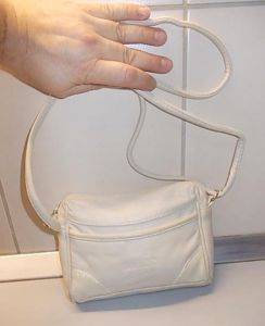 Damentasche C. Osvaldo Bags 22x16x10 cm, cremefarben, mit langem Riemen — Smederevo